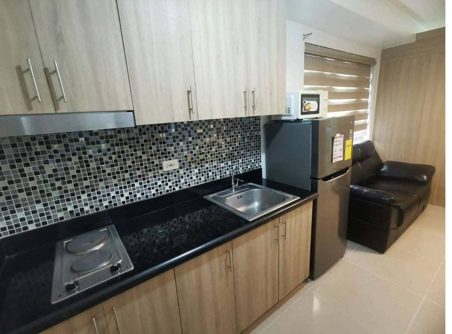 Fully equipped kitchen with mosaic backsplash